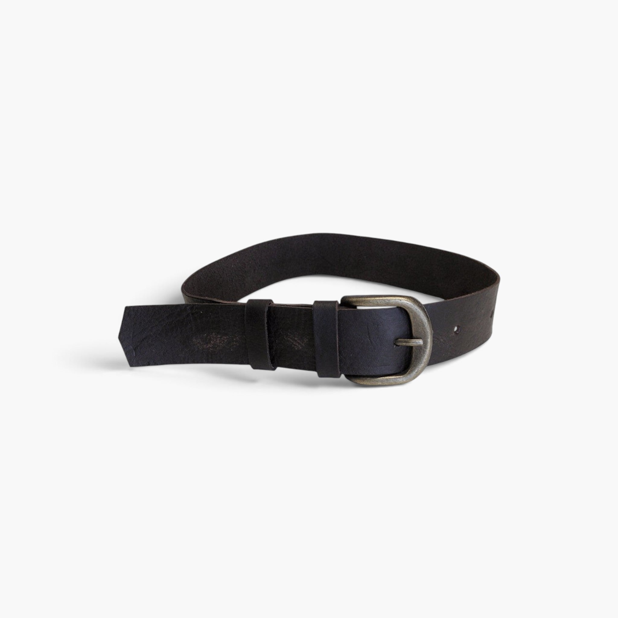 Lyckåsen dark brown leather belt with a rustic metal buckle, 3 cm wide, isolated on a white background.