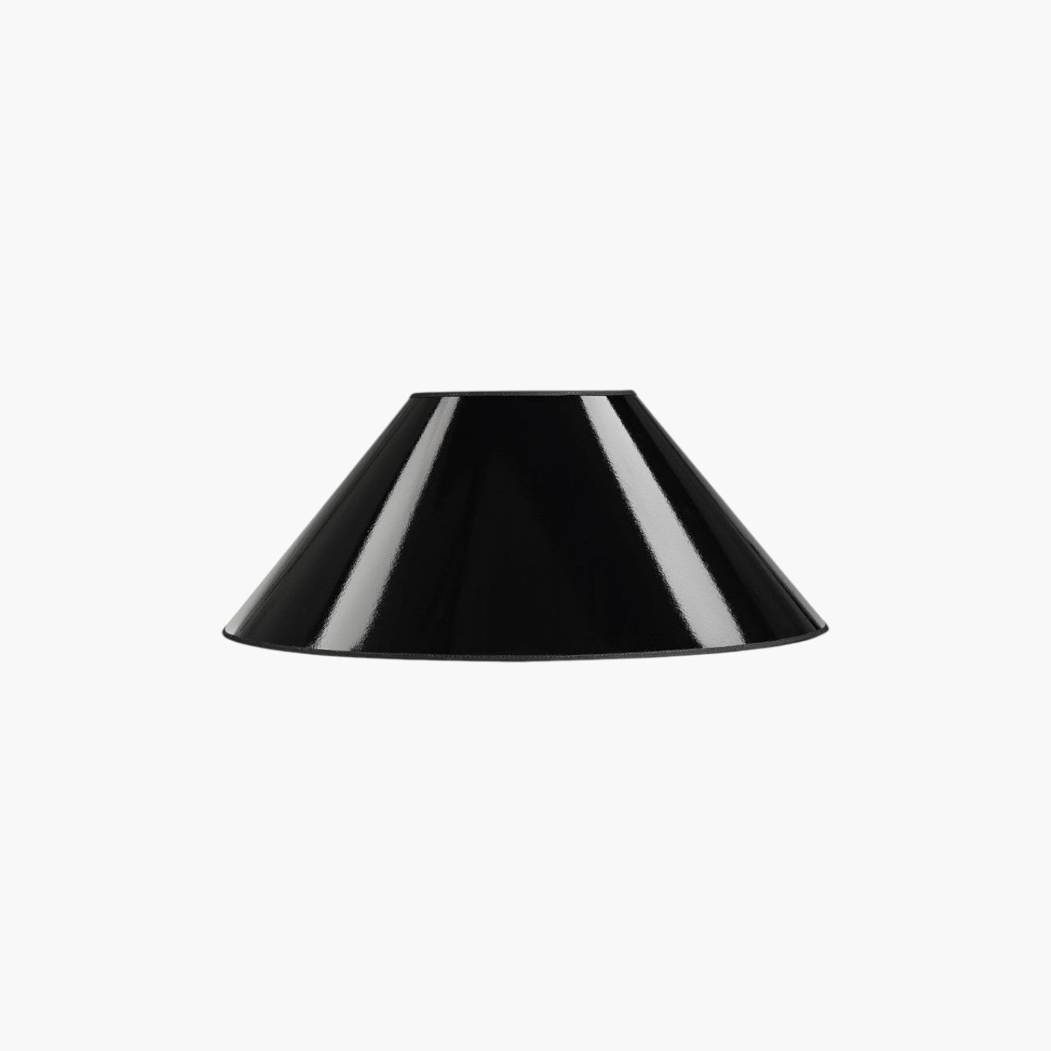 Lyckåsen Shade Non La lampshade in black lacquer with a classic cone-shaped design for table lamps.